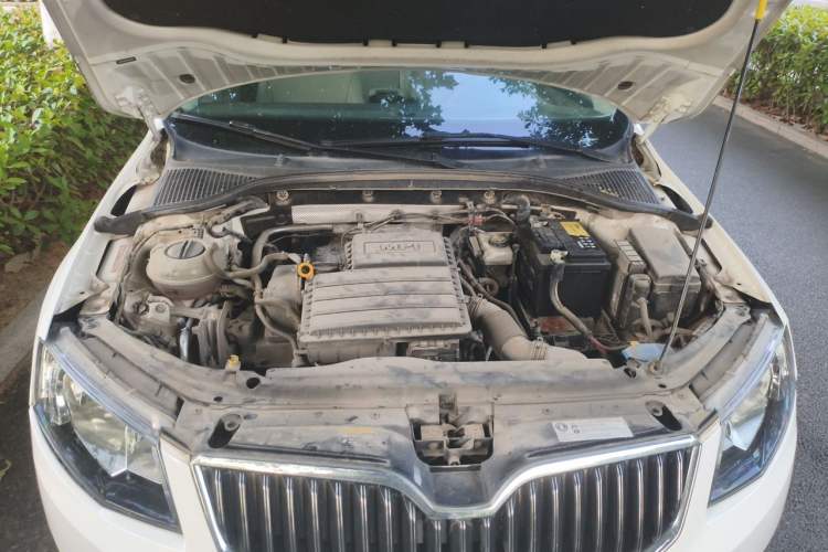 Used Skoda Octavia 2015 1.6L Automatic Yijie Edition Engine Bay