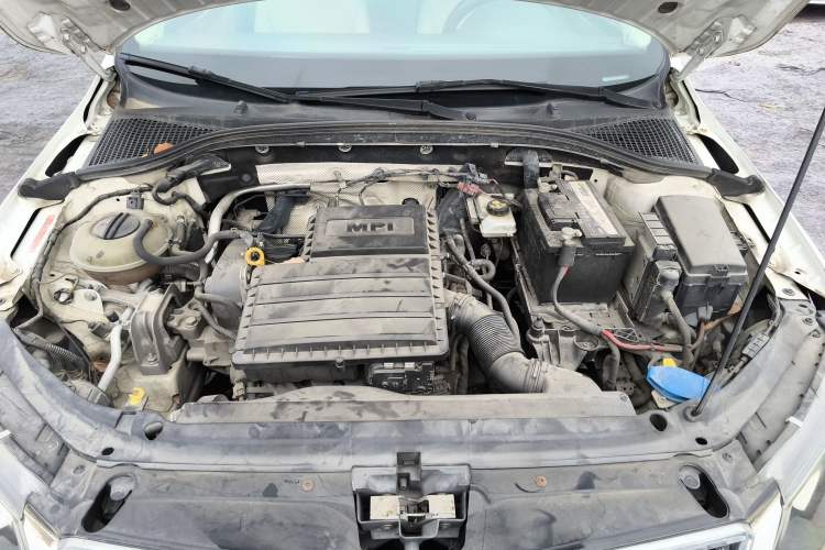 Used Skoda Octavia 2015 1.6L Manual Yijie Edition Engine Bay