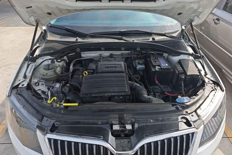 Used Skoda Octavia 2015 1.6L Manual Yijun Edition Engine Bay