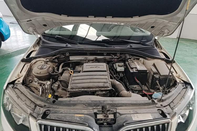 Used Skoda Octavia 2015 1.6L Automatic Yijie Edition Engine Bay