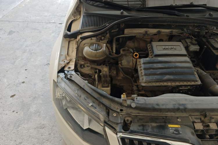 Used Skoda Octavia 2015 1.6L Automatic Yijun Edition Engine Bay Right