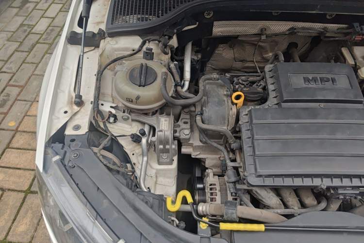 Used Skoda Octavia 2015 1.6L Manual Yijun Edition Engine Bay Right