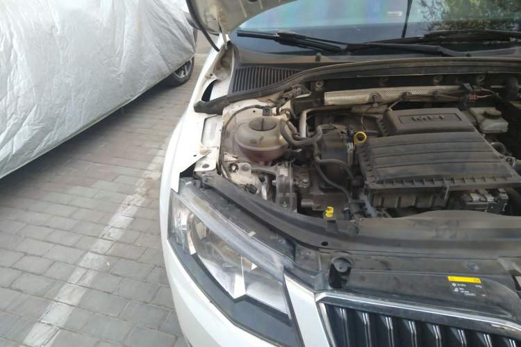 Used Skoda Octavia 2015 1.6L Manual Yijie Edition Engine Bay Right