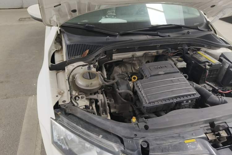 Used Skoda Octavia 2015 1.6L Automatic Yijun Edition Engine Bay Right