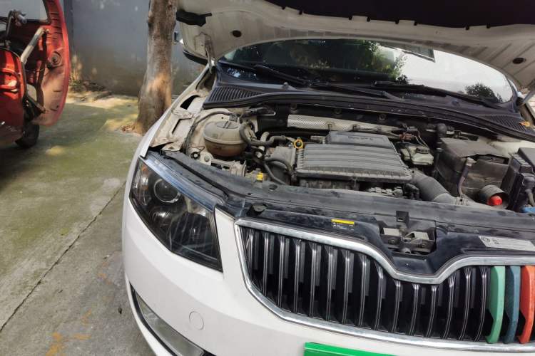 Used Skoda Octavia 2015 1.6L Automatic Yijie Edition Engine Bay Right