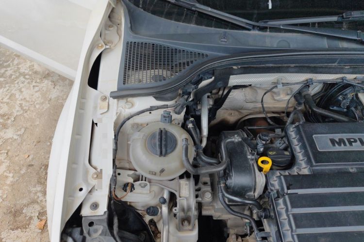 Used Skoda Octavia 2015 1.6L Automatic Yijie Edition Engine Bay Right