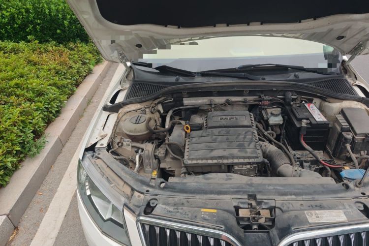 Used Skoda Octavia 2015 1.6L Automatic Yijie Edition Engine Bay Right