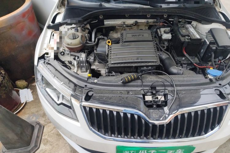 Used Skoda Octavia 2015 1.6L Automatic Yijie Edition Engine Bay Right