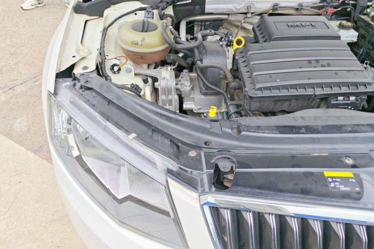 Used Skoda Octavia 2015 1.6L Automatic Yijie Edition Engine Bay Right
