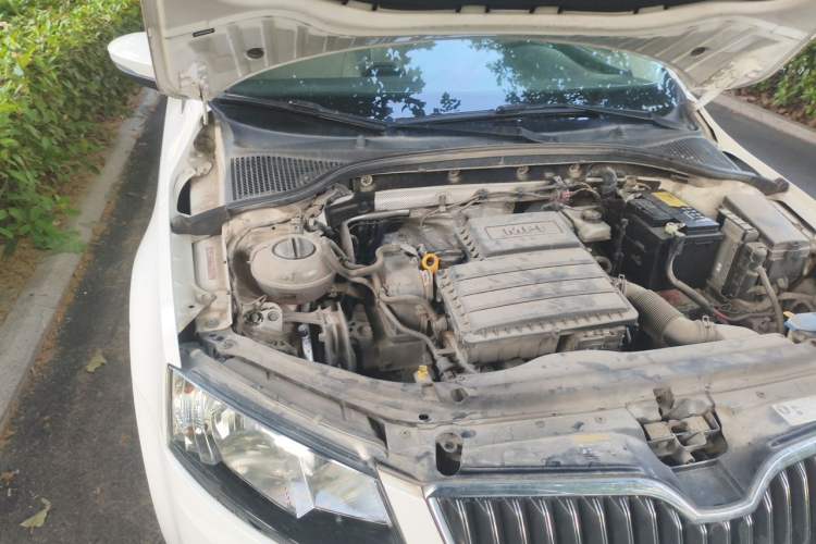 Used Skoda Octavia 2015 1.6L Automatic Yijie Edition Engine Bay Right