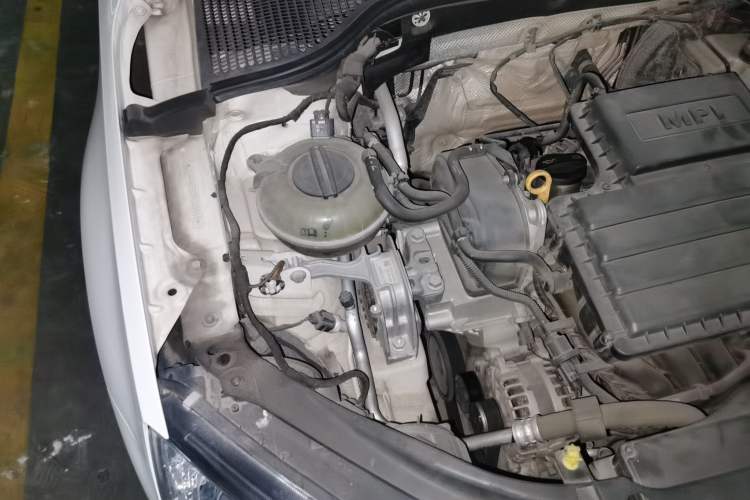 Used Skoda Octavia 2015 1.6L Automatic Yijie Edition Engine Bay Right