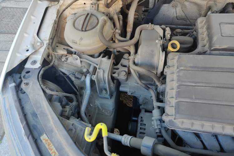 Used Skoda Octavia 2015 1.6L Automatic Yijun Edition Engine Bay Right