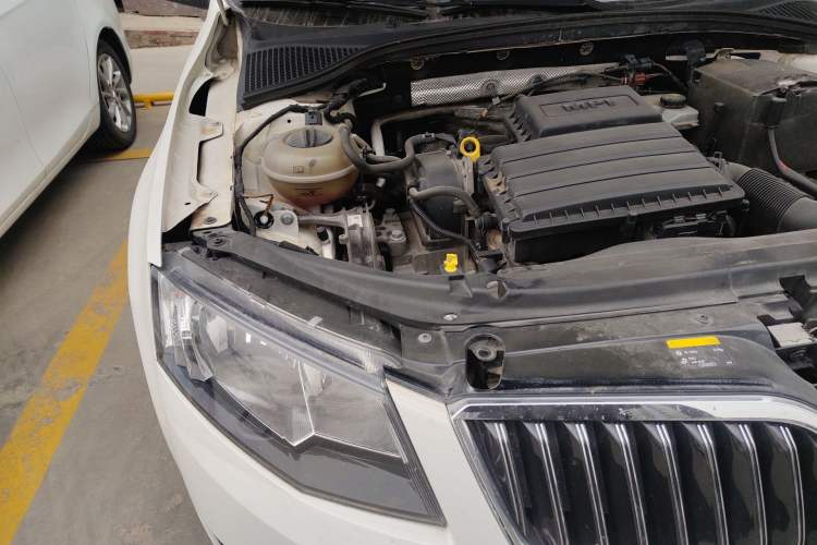 Used Skoda Octavia 2015 1.6L Automatic Yijie Edition Engine Bay Right