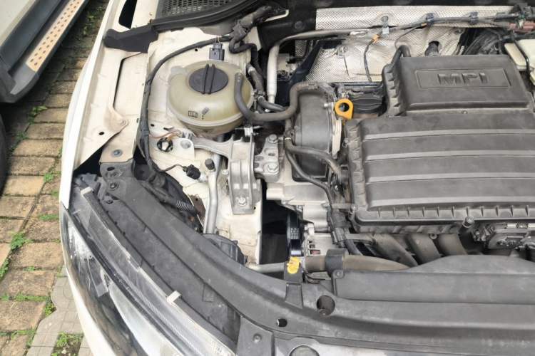 Used Skoda Octavia 2015 1.6L Automatic Yijie Edition Engine Bay Right