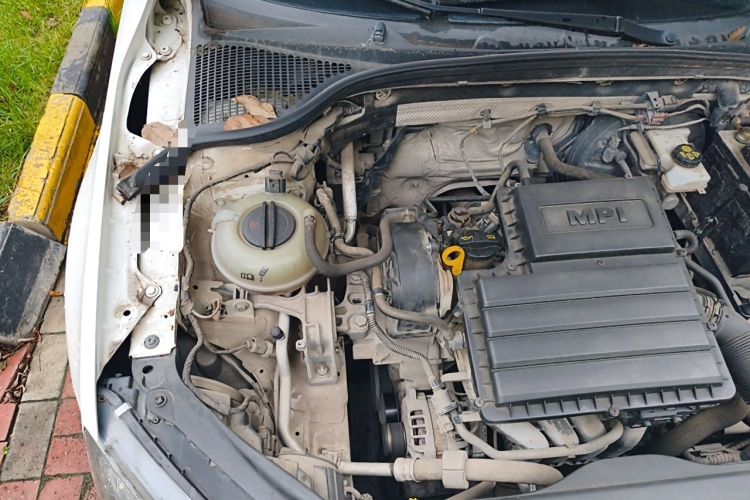 Used Skoda Octavia 2015 1.6L Automatic Yijie Edition Engine Bay Right