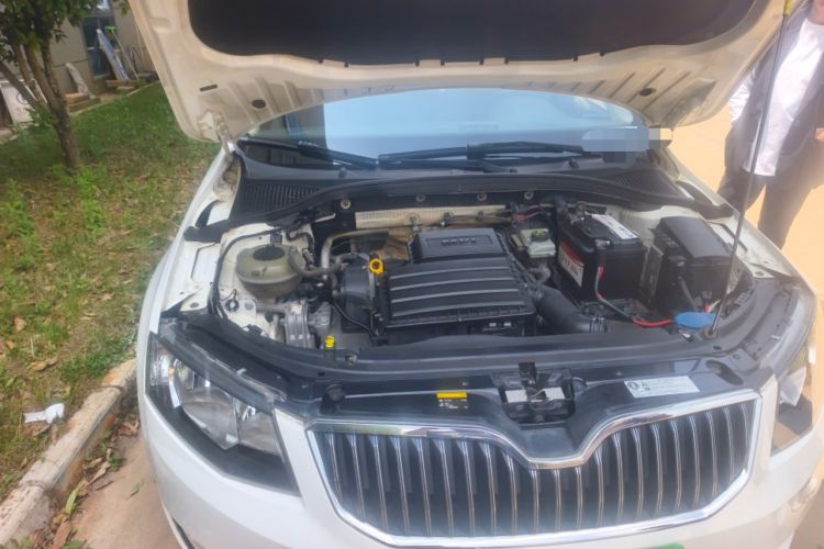 Used Skoda Octavia 2015 1.6L Manual Yijun Edition Engine Bay Right