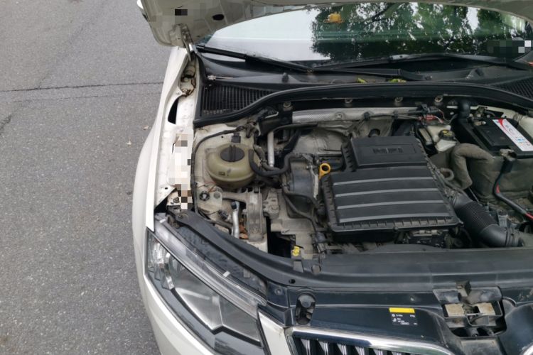 Used Skoda Octavia 2015 1.6L Automatic Yijie Edition Engine Bay Right