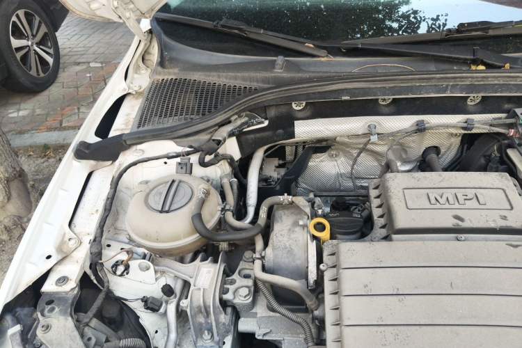 Used Skoda Octavia 2015 1.6L Automatic Yijie Edition Engine Bay Right