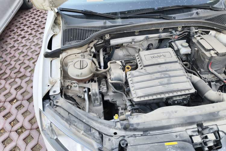 Used Skoda Octavia 2015 1.6L Automatic Yijun Edition Engine Bay Right