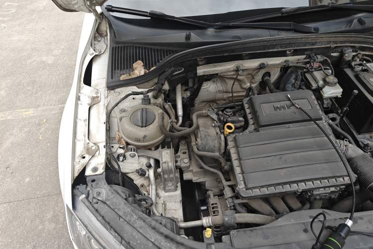 Used Skoda Octavia 2015 1.6L Automatic Yijie Edition Engine Bay Right