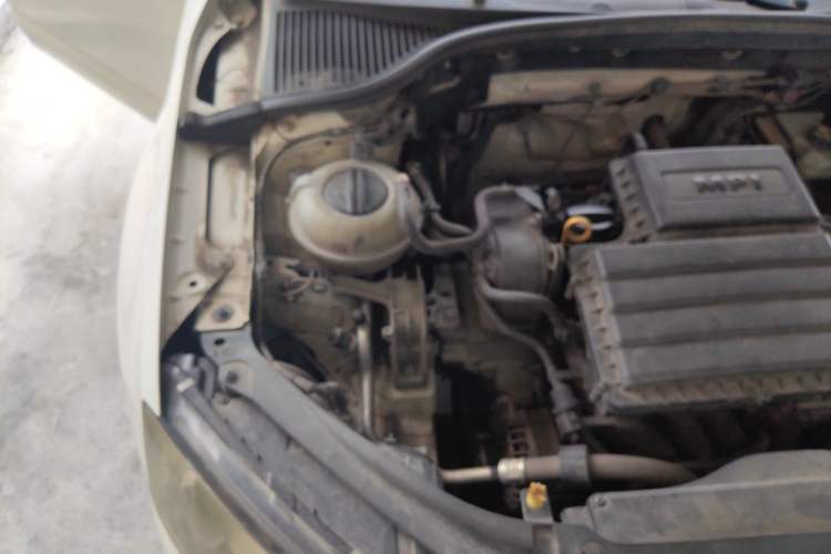 Used Skoda Octavia 2015 1.6L Automatic Yijun Edition Engine Bay Right