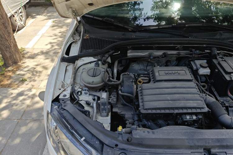 Used Skoda Octavia 2015 1.6L Automatic Yijun Edition Engine Bay Right