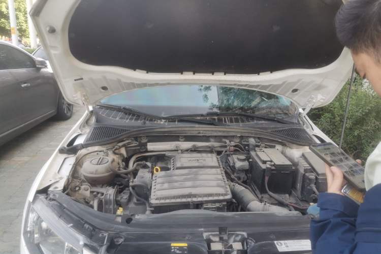 Used Skoda Octavia 2015 1.6L Automatic Yijie Edition Engine Bay