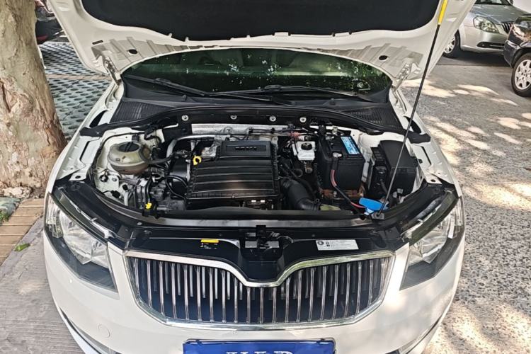 Used Skoda Octavia 2015 1.6L Manual Yijie Edition Engine Bay