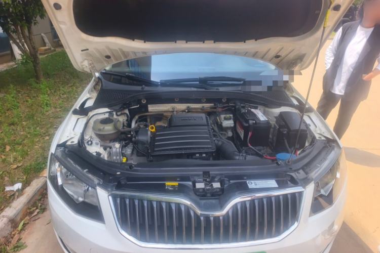 Used Skoda Octavia 2015 1.6L Manual Yijun Edition Engine Bay