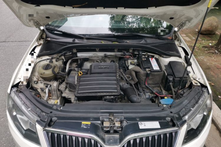 Used Skoda Octavia 2015 1.6L Automatic Yijie Edition Engine Bay