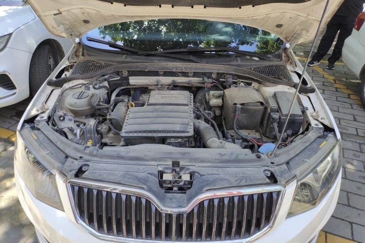 Used Skoda Octavia 2015 1.6L Manual Yijun Edition Engine Bay