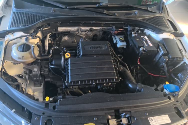 Used Skoda Octavia 2015 1.6L Automatic Yijun Edition Engine Bay