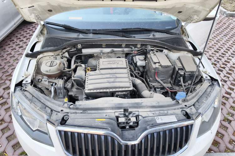 Used Skoda Octavia 2015 1.6L Automatic Yijun Edition Engine Bay
