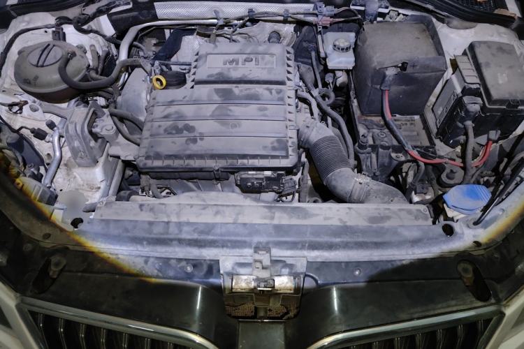 Used Skoda Octavia 2015 1.6L Manual Yijie Edition Engine Bay