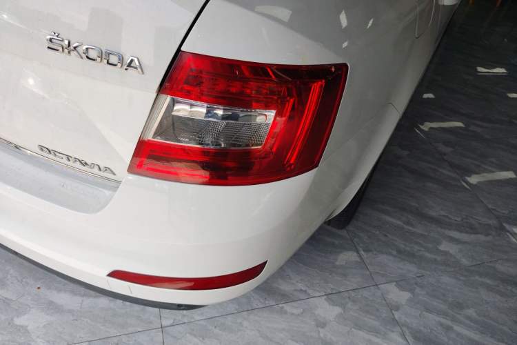 Used Skoda Octavia 2015 1.6L Automatic Yijun Edition Exterior 3