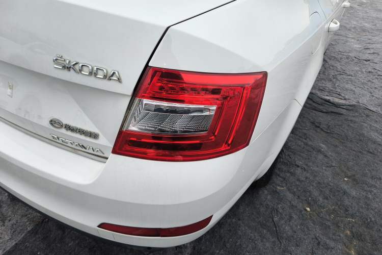 Used Skoda Octavia 2015 1.6L Manual Yijie Edition Exterior 3