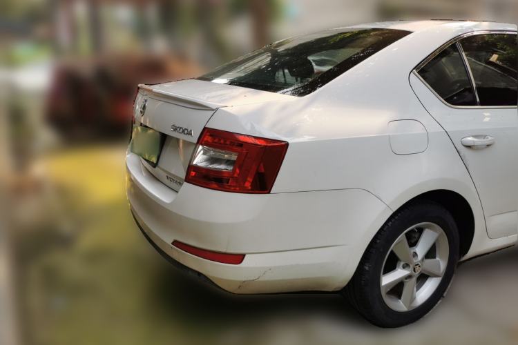 Used Skoda Octavia 2015 1.6L Automatic Yijie Edition Exterior 4