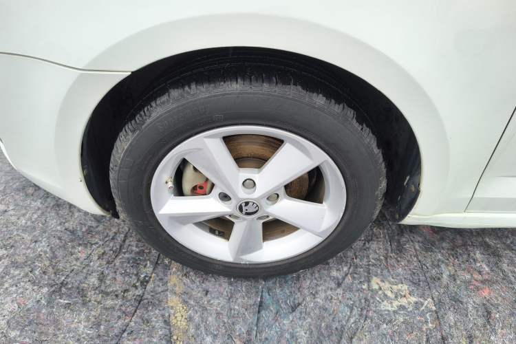 Used Skoda Octavia 2015 1.6L Manual Yijie Edition Exterior 4
