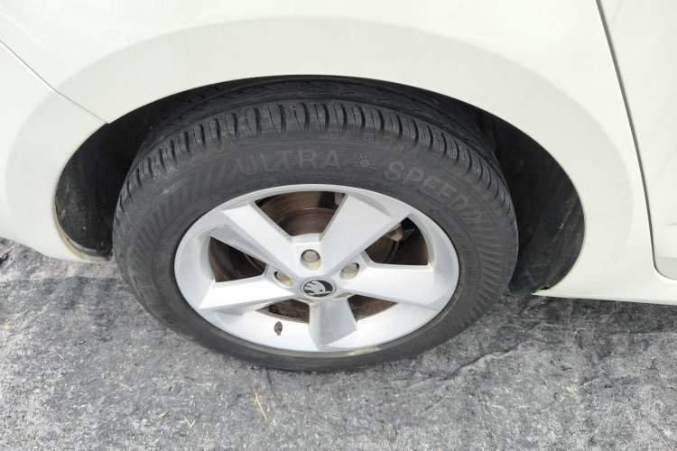Used Skoda Octavia 2015 1.6L Manual Yijie Edition Exterior 5