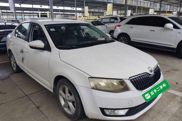 Used Skoda Octavia 2015 1.6L Manual Yijie Edition Front Right 45 Deg