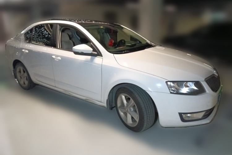 Used Skoda Octavia 2015 1.4TSI DSG Yijun Edition Front Right 45 Deg