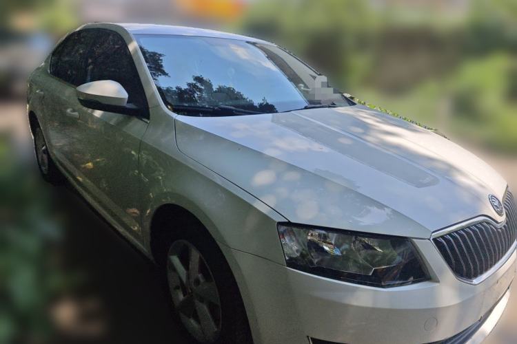 Used Skoda Octavia 2015 1.6L Automatic Yijie Edition Front Right 45 Deg
