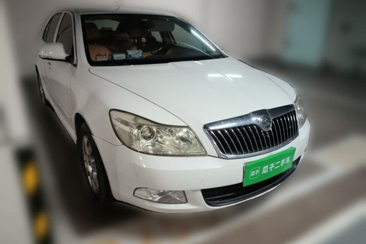 Used Skoda Octavia 2015 Classic Model 1.6L Automatic Elegance Edition Front Right 45 Deg