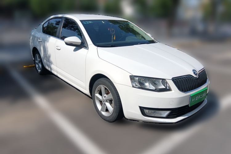 Used Skoda Octavia 2015 1.6L Automatic Yijie Edition Front Right 45 Deg