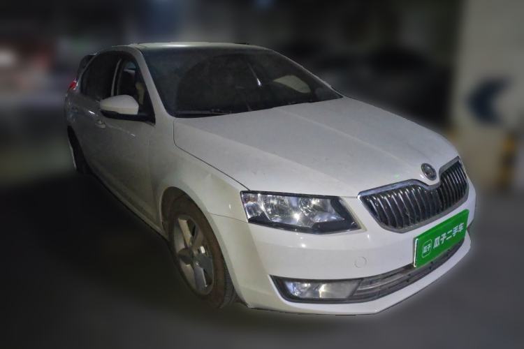 Used Skoda Octavia 2015 1.6L Manual Yijun Edition Front Right 45 Deg
