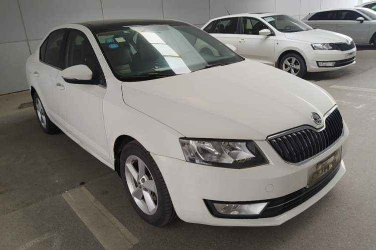Used Skoda Octavia 2015 1.6L Automatic Yijun Edition Front Right 45 Deg