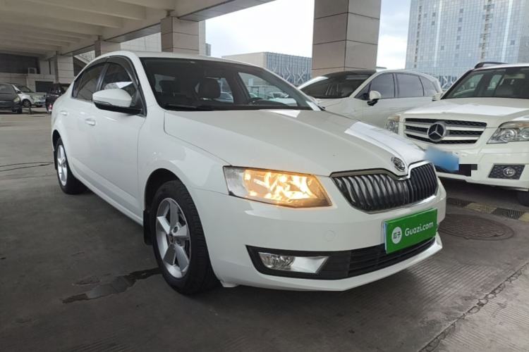 Used Skoda Octavia 2015 1.6L Automatic Yijie Edition Front Right 45 Deg