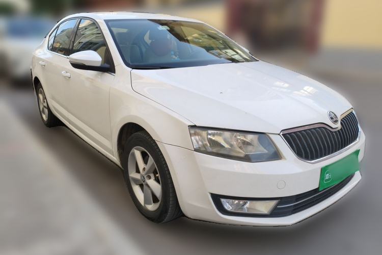 Used Skoda Octavia 2015 1.6L Automatic Yijie Edition Front Right 45 Deg