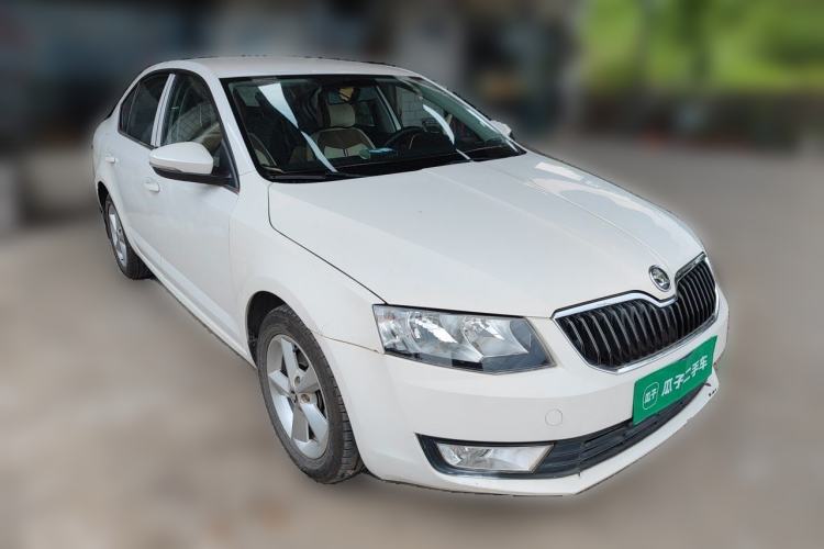 Used Skoda Octavia 2015 1.6L Automatic Yijie Edition Front Right 45 Deg