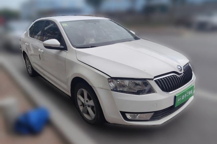 Used Skoda Octavia 2015 1.6L Automatic Eado Edition Front Right 45 Deg